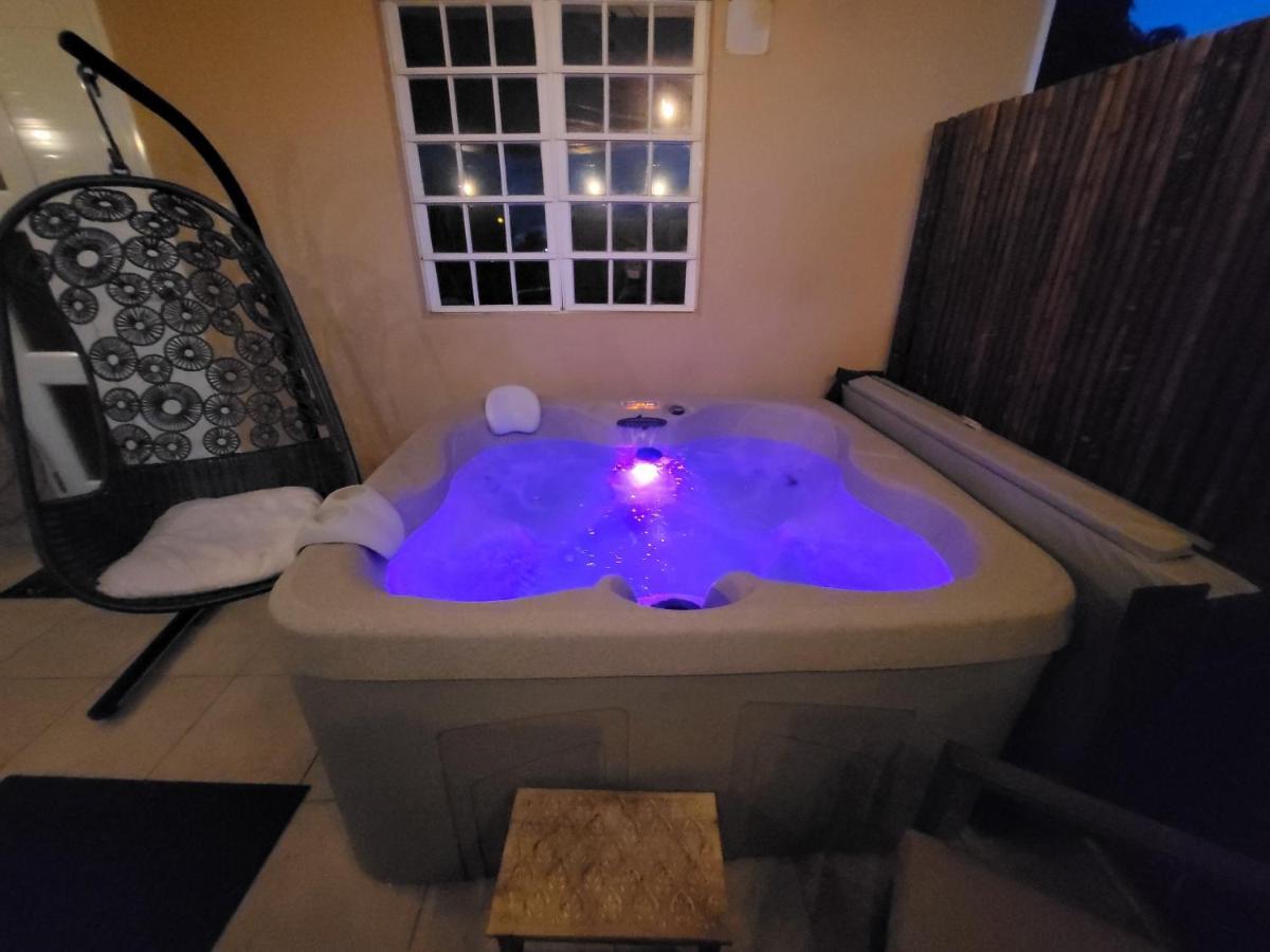 Private Jacuzzi Oasis With Mountain Views And Free Parking Appartement Ponce Buitenkant foto