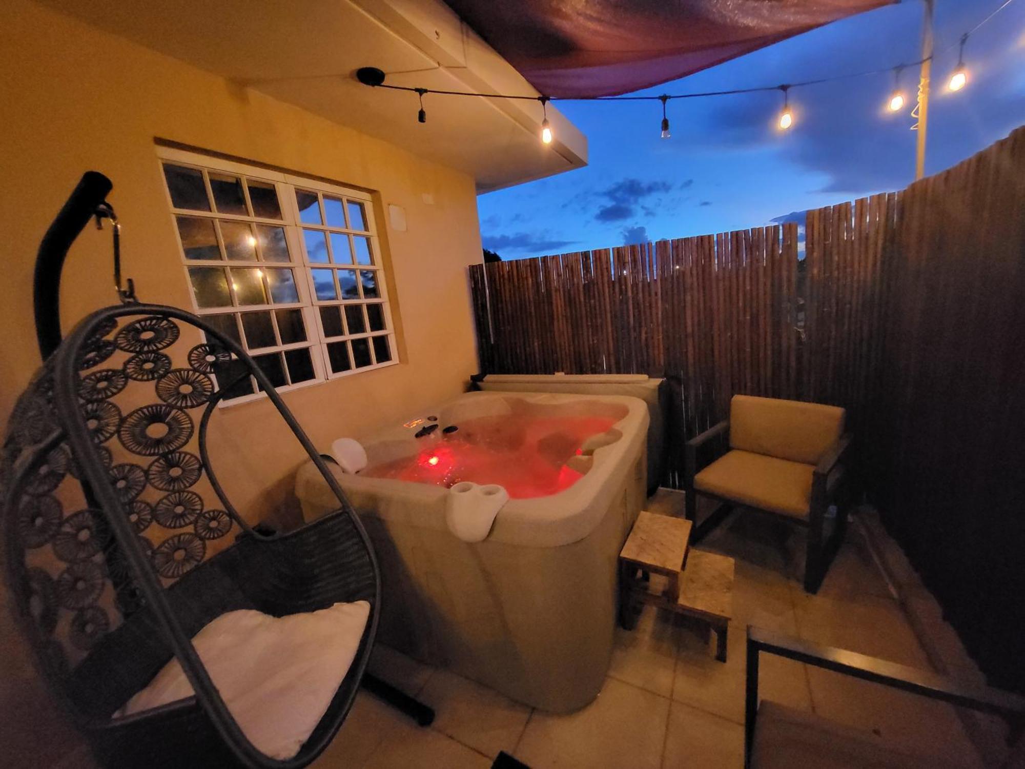 Private Jacuzzi Oasis With Mountain Views And Free Parking Appartement Ponce Kamer foto